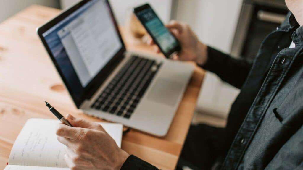 ¿Cuánto gana un licenciado en negocios internacionales?